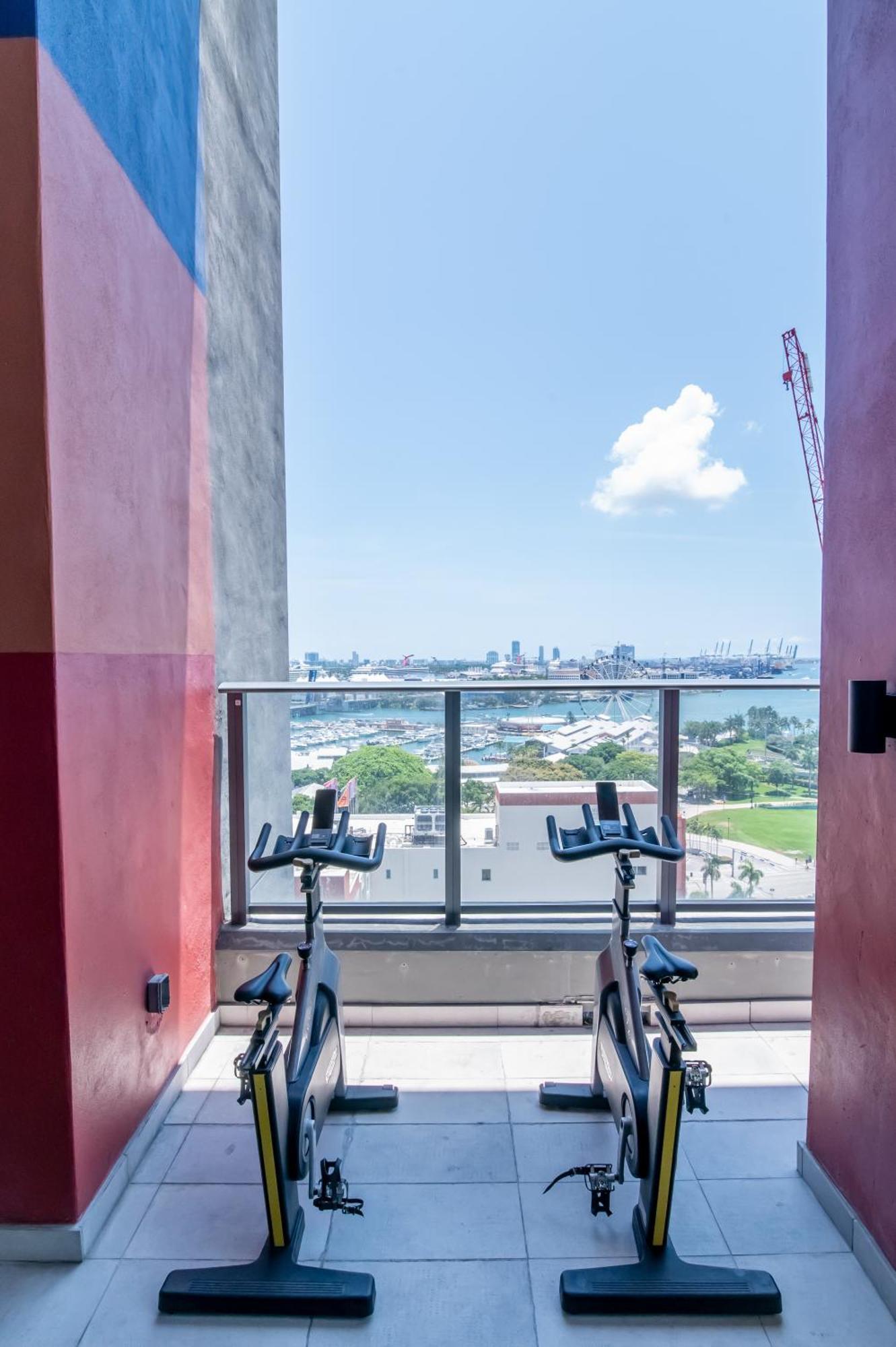 Luxurious King Bed Suite In Downtown マイアミ エクステリア 写真